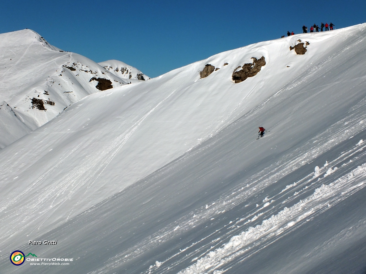 26 scialpinista in ripida discesa....JPG